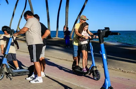 Após acidentes, orla de Maceió ganha medidores de velocidade para patinetes e bicicletas
