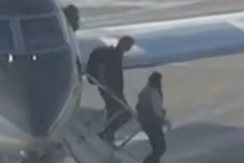 
				Confira imagens de Flávio e família no desembarque em aeroporto de Miami
			
			