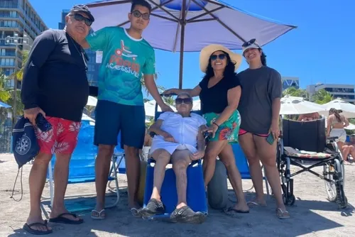 
				Após quatro anos, idosa cadeirante volta a tomar banho de mar
			
			