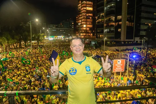 
				Bloco do 22 reúne multidão e transforma orla de Maceió em mar verde e amarelo
			
			