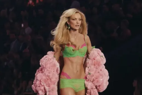 
				Brasileiras dominam passarela do Victoria's Secret Fashion Show; veja fotos
			
			
