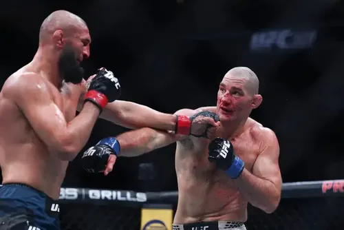 
				Campeão dos médios ameaça deixar UFC: 'Estou de saco cheio'
			
			