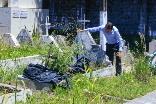 
				Cemitério de Maceió tem covas tomadas pelo mato e sepultamentos nos corredores
			
			