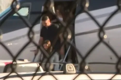 
				Confira imagens de Flávio e família no desembarque em aeroporto de Miami
			
			