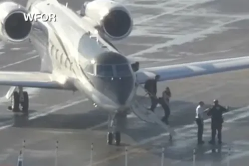 
				Confira imagens de Flávio e família no desembarque em aeroporto de Miami
			
			