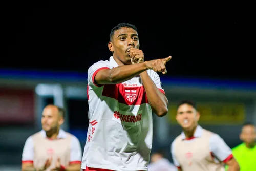 
				Assista aos melhores momentos: CRB vence o Atlético-GO e se reaproxima do G-6: 3 a 1
			
			