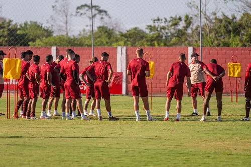 
				Danielzinho pede 'pé no chão' ao CRB na reta final da Série B
			
			