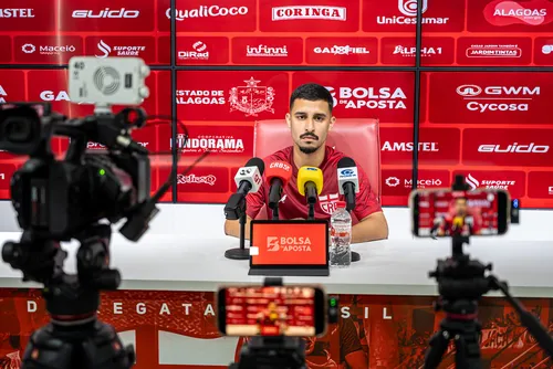 
				Danielzinho pede 'pé no chão' ao CRB na reta final da Série B
			
			