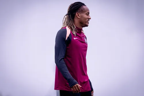 
				Diniz perde meia para duelo decisivo do Corinthians
			
			
