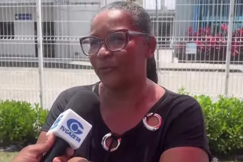 
				Eleitores enfrentam fila que dobra quarteirão e reclamam de espera para votar
			
			