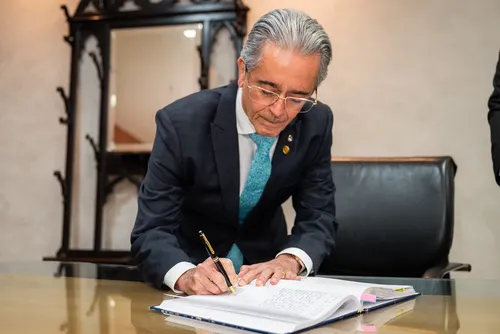 
				Fábio Bittencourt assume interinamente o Governo de Alagoas
			
			
