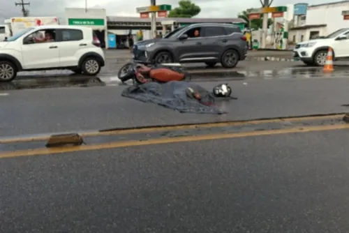 
				Em Maceió, o DMTT registrou 1.084 sinistros, 913 feridos e 49 mortes em 2025. As avenidas Durval de Góes Monteiro, Fernandes Lima e Menino Marcelo lideraram as ocorrências, sendo esta última apontada como a de maior risco para motociclistas.
			
			