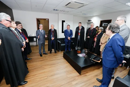 
				Governador em exercício dialoga com desembargadores do TJAL
			
			