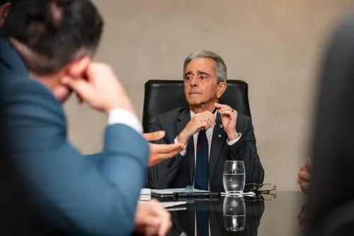 
				Governo de Alagoas discute ativação de fábrica de absorventes no presídio Santa Luzia
			
			