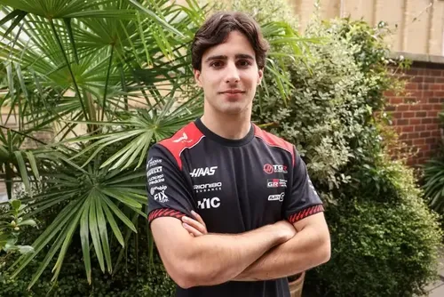 
				Haas 'ignora' Rafa Câmara e anuncia novo piloto para etapa da F1
			
			