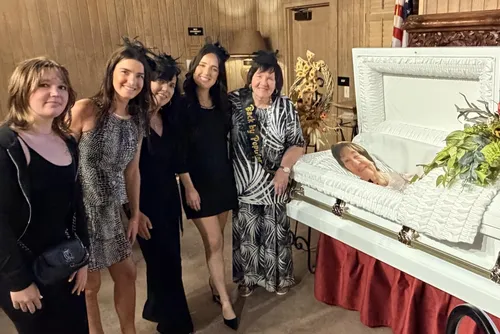 
				Idosa de 80 anos faz o próprio funeral para ouvir despedida dos familiares
			
			
