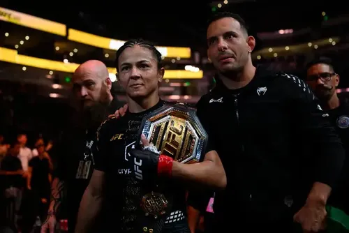 
				Natália Silva vence e conquista cinturão inédito para o Brasil no UFC
			
			