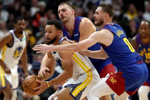 
				NBA: Curry marca 44 pontos em vitória do Warriors e iguala LeBron James
			
			