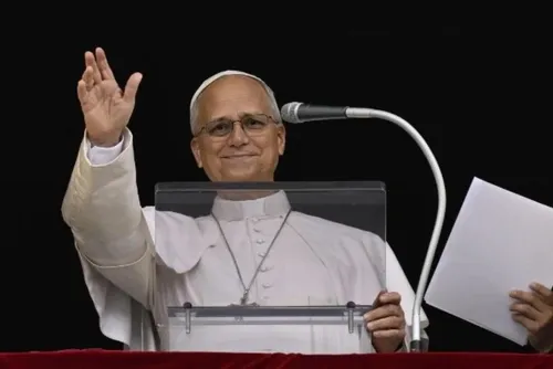 
				Papa Leão XIV passeia de papamóvel uma semana após cirurgia
			
			