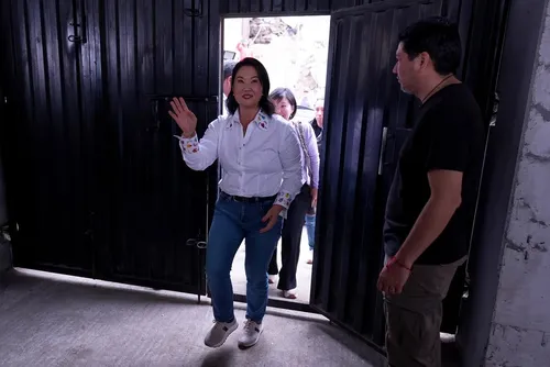 
				Presidente do Peru proíbe cabelo comprido e unhas pintadas nas escolas
			
			