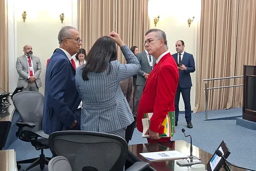 
				Ronaldo Medeiros comparece de terno vermelho na ALE após vitória de Lula
			
			