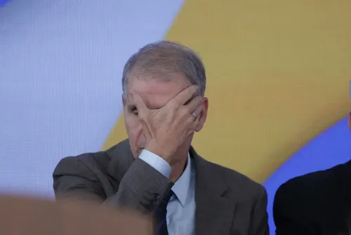 
				Secom em peso de volta ao governo após vitória de Lula
			
			