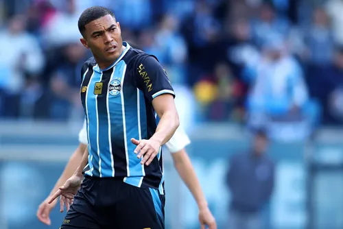 
				Vasco negocia pré-contrato com Carlos Vinícius, do Grêmio
			
			