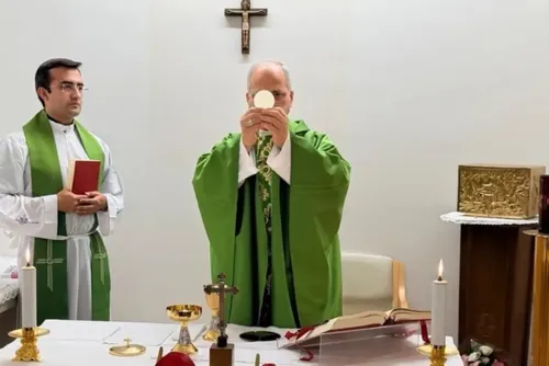 
				Vaticano divulga primeiras imagens do papa desde a cirurgia
			
			
