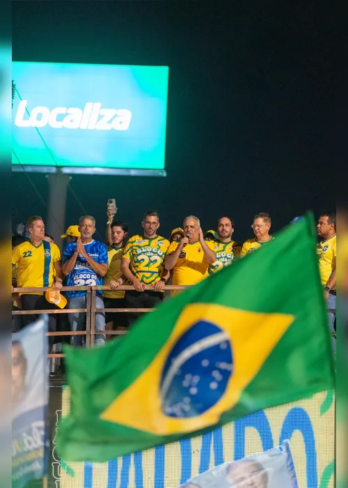 
				Bloco do 22 reúne multidão e transforma orla de Maceió em mar verde e amarelo
			
			