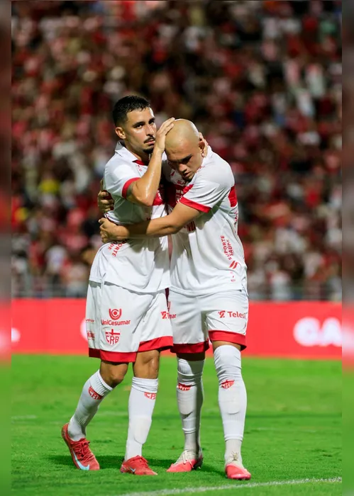 
				CRB vence, confirma rebaixamento do Londrina e volta ao G-6 da Série B: 2 a 1

			