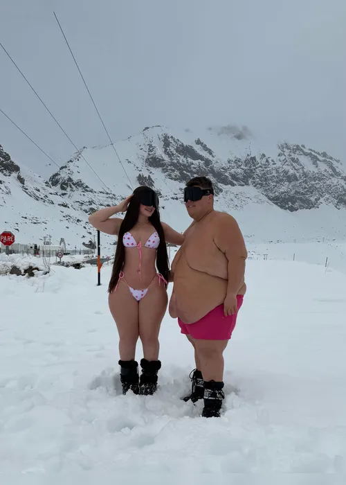 
				Gordão da XJ e noiva posam na neve em trajes de praia: 'Neve vira calor'
			
			