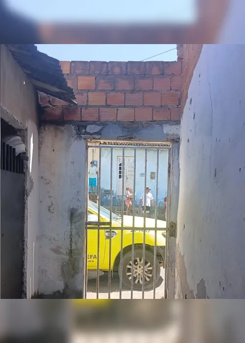 
				Homem com tornozeleira tem casa invadida e é assassinado na frente da esposa e dos dois filhos
			
			