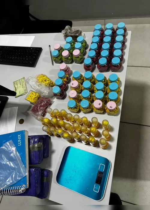 
				Homem é preso com mais de 7 kg de drogas em quarto de hotel em Cruz das Almas
			
			
