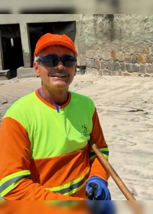 
				Vídeo: Gari viraliza ao escrever mensagens na areia da Praia de Ponta Verde
			
			