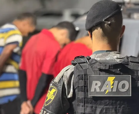 Adolescentes são apreendidos suspeitos de furtar grupo de turistas na orla da Jatiúca