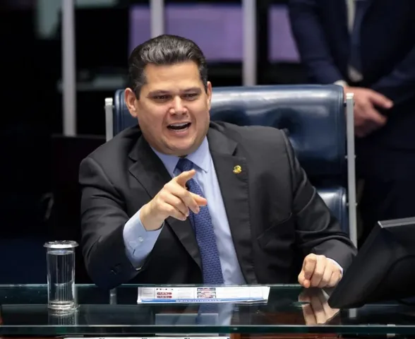 Alcolumbre sinaliza colocar fim da 6x1 em votação na próxima semana
