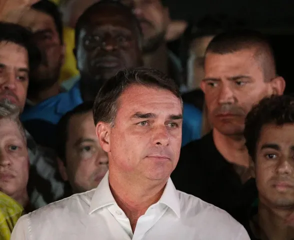 Aliado de Trump diz que Flávio Bolsonaro chegou aos EUA "em segurança"