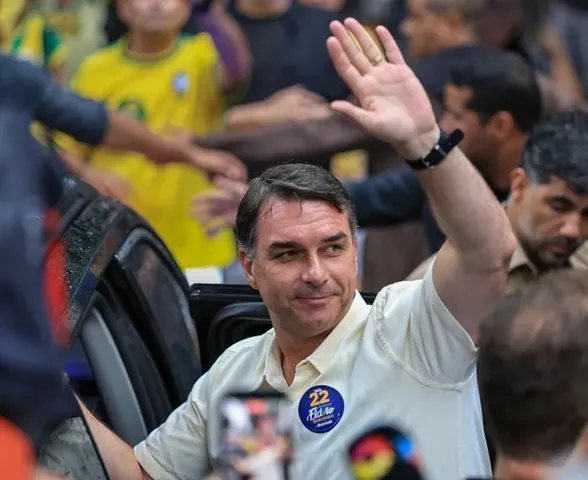 Flávio diz que liderará oposição a partir dos EUA: "Assumirei riscos"