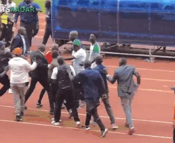 Árbitro no Quênia é perseguido em campo após assinalar pênalti em partida