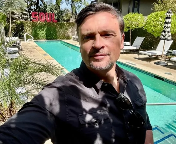 Astro de Smallville, Tom Welling leva web à loucura ao deixar vazar nude