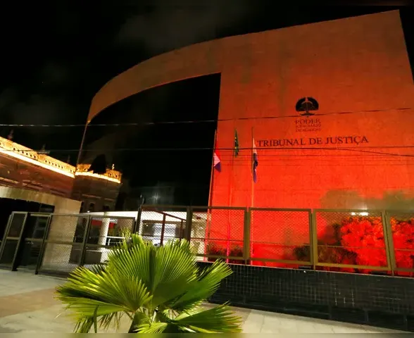 Ataque violento em frente ao TJAL termina com vítima no HGE e dois suspeitos presos