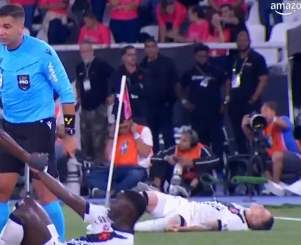 Bruno Duarte, atacante do Vasco, desmaia após trombada e deixa o gramado