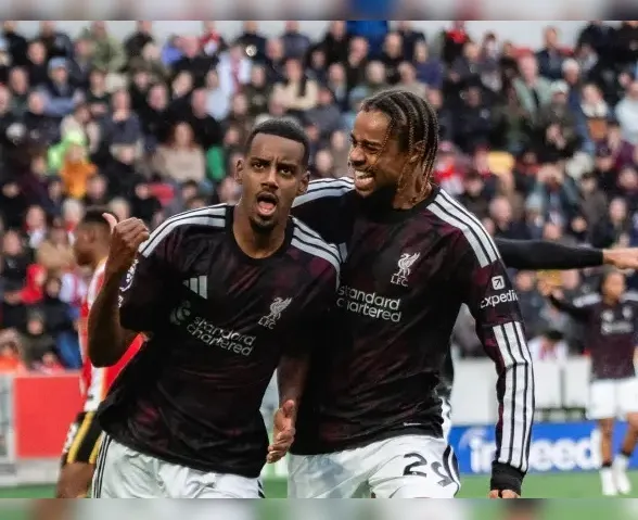 Com dois a mais, Liverpool vira, vence Brentford e cola no G4 da Premier League