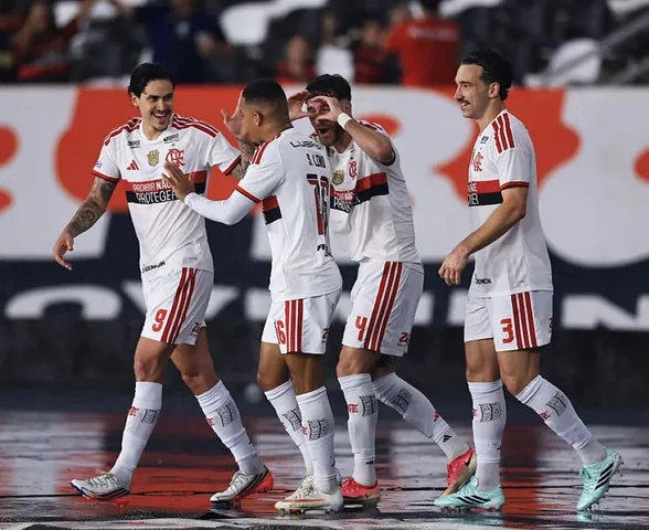 Com dois de Pedro e Samuel Lino, Flamengo goleia o Vasco no Brasileirão
