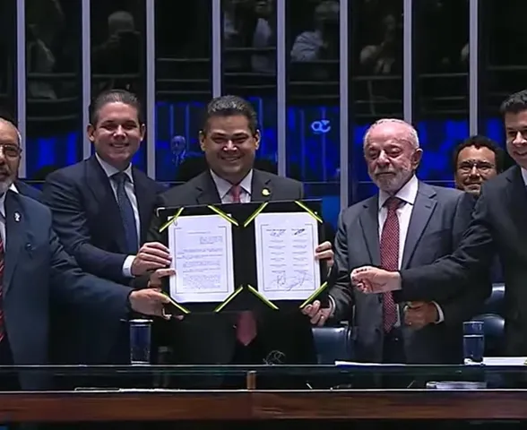 Com presença de Lula, Congresso promulga PEC que põe fim à escala 6x1