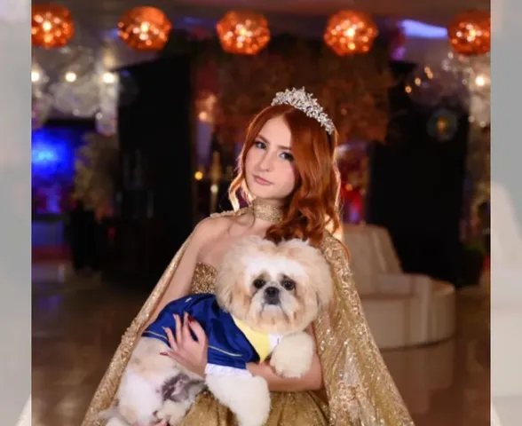 Debutante escolhe cachorro como príncipe de sua festa de 15 anos