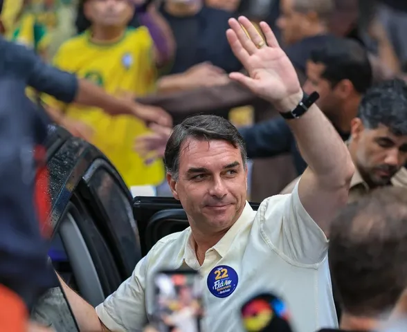 Flávio fugiu com a família para os EUA e pedirá asilo político a Trump