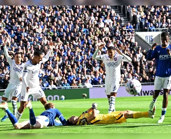 Dibu Martínez deixa jogo do Chelsea imobilizado em ambulância após choque na cabeça
