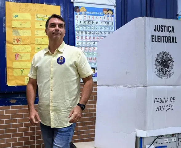 Flávio recua e retira trecho da carta onde se declarou presidente do Brasil