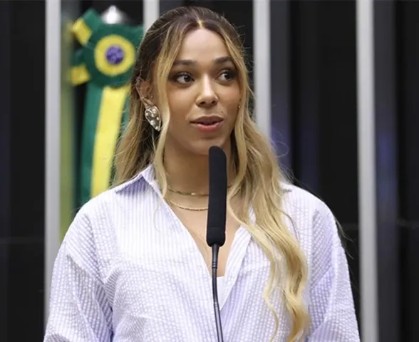 Erika Hilton recebe ameaça de morte e atrasa ida às urnas por segurança